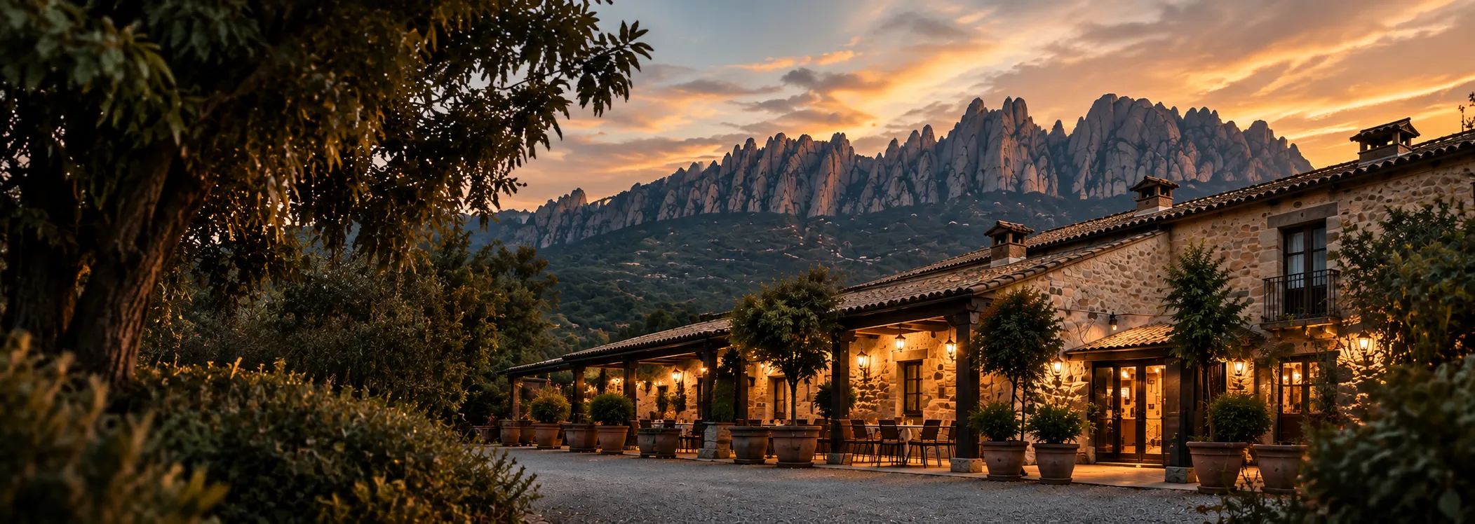 La masía de Els Torrents al atardecer con las agujas de Montserrat detrás